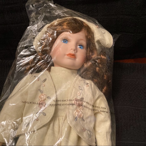 Vintage Brass Key Collectible Porcelain Doll (Reg.No PA2346) with Stand - Picture 14 of 16